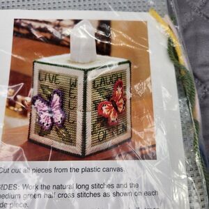 Mary Maxim Butterfly Butterflies Tissue Box Cover Plastic Canvas Kit NEW